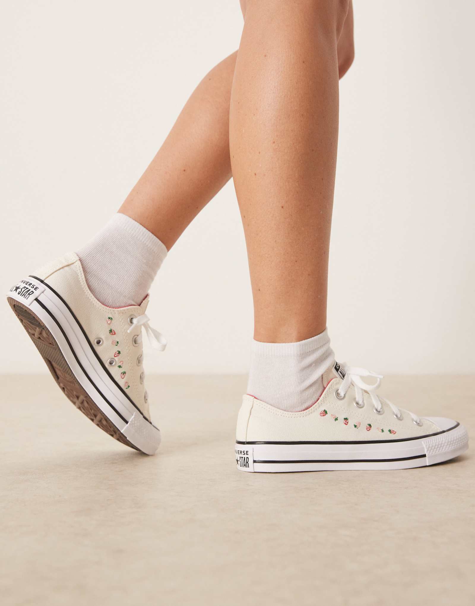 Кроссовки Converse Chuck Taylor All Star белого цвета с клубничной отделкой