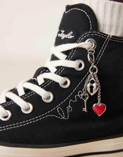 Converse – Chuck Taylor All Star – Svarta, höga sneakers med hjärtdetaljer, 3 av 5