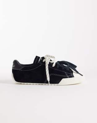 Converse - Chuck Taylor Lo - Sneaker in Schwarz mit zwei Paar Schnürsenkel