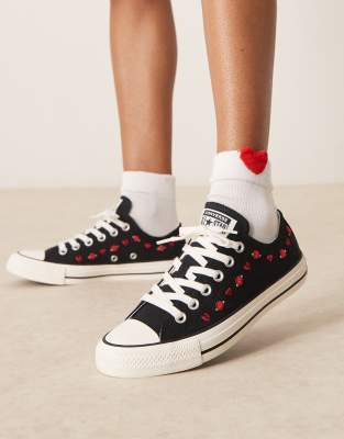 Converse - Chuck Taylor Ox - Valentinstag - Sneaker in Schwarz mit Rosendetails