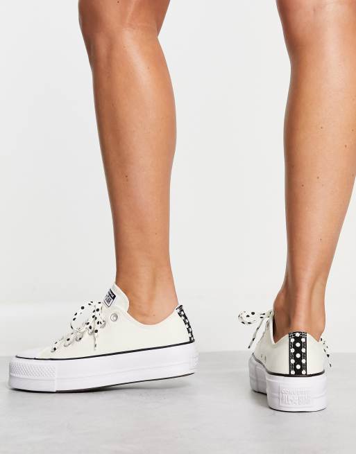 Converse– Lift 2 Ox – Sneaker in Weißt mit gepunkteten Schnürsenkeln und Plateausohle, 3 von 4