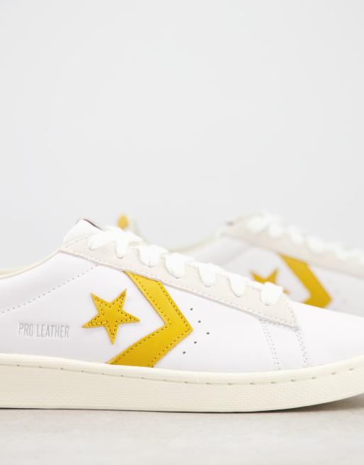 Converse Pro Leather Ox sneakers in white gold dart