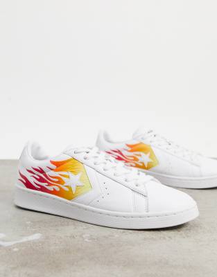 converse nere con fiamme