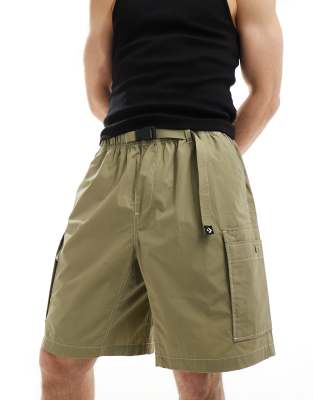 Converse Converse Woodmark utility baggy shorts in khaki-Green