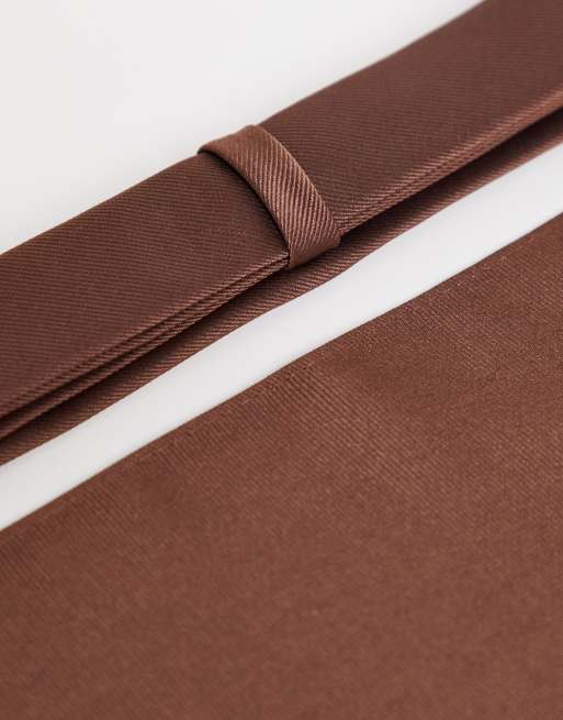 Corbata estrecha y pañuelo de bolsillo marrón chocolate de ASOS DESIGN, 2 de 4