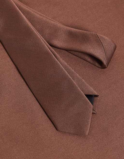 Corbata estrecha y pañuelo de bolsillo marrón chocolate de ASOS DESIGN, 4 de 4
