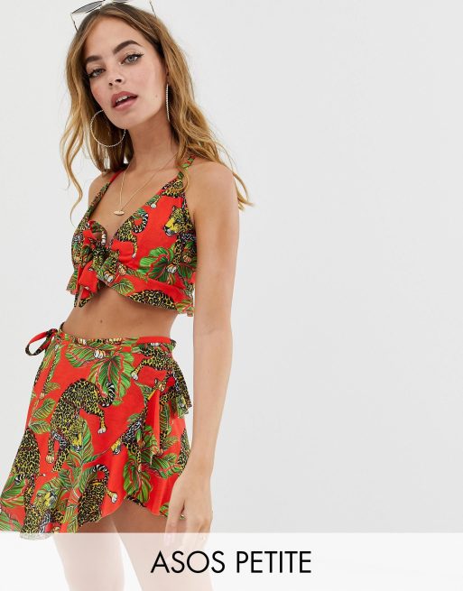 Conjunto de playa de punto con estampado tropical de tigre de ASOS DESIGN Petite, 2 de 3