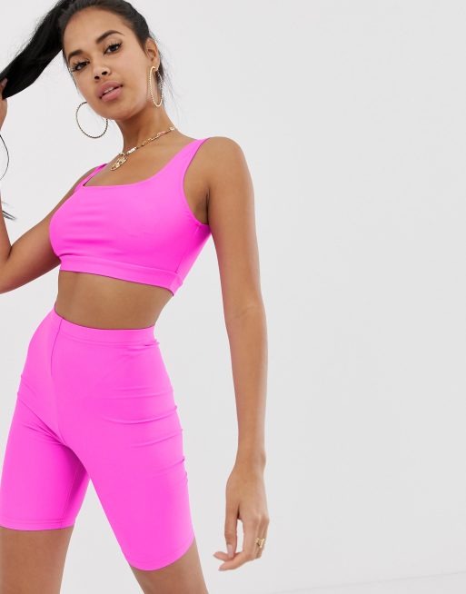 Conjunto de pantalones cortos estilo leggings y corpiño en rosa neón de ASOS DESIGN, 2 de 3