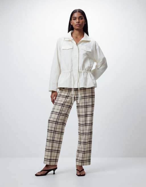 Cortavientos blanco hueso con cintura baja y entallada de ASOS DESIGN, 8 de 11