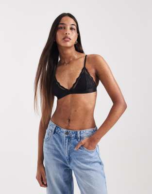 Cotton On 2 er-Pack wattierte Triangel-Bustiers aus Spitze in Schwarz und Cremeweiß-Bunt