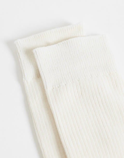 Cotton On 4 pack quarter crew socks in neutral, 2 of 3