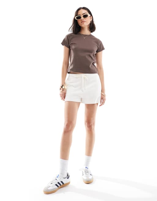 Cotton On – 90er-T-Shirt in Braun mit figurbetontem, knappem Schnitt, 4 von 4