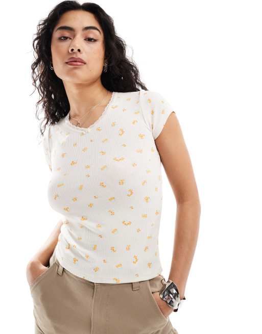 Cotton On - Aansluitend cropped T-shirt met V-hals, rozet en fijne retro print 