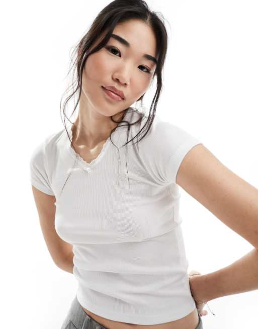Cotton On - Aansluitend T-shirt met V-hals en rozetdetail in wit 