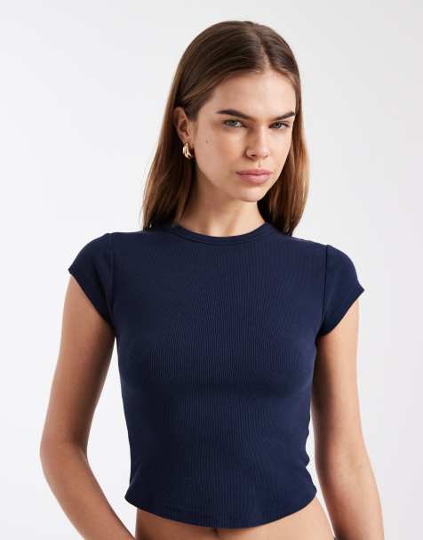 Cotton On – Active – Granatowy, krótki i przylegający T-shirt z zaokrąglonym dołem - view 1