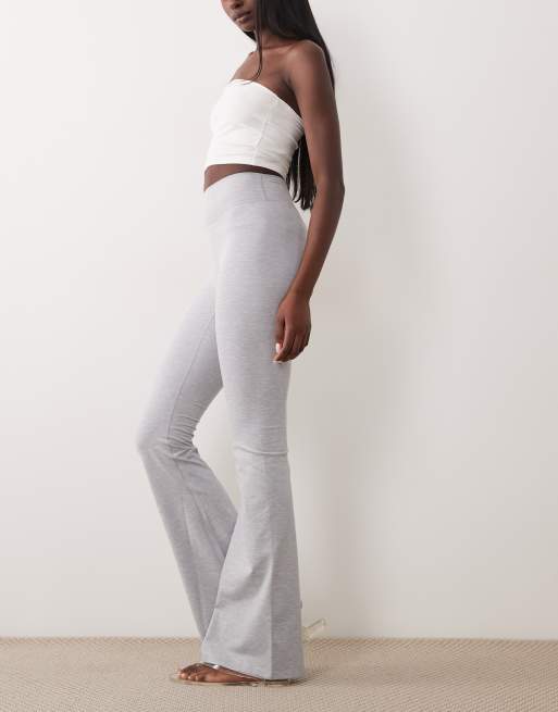 Cotton On - Active - Ultrazachte flare-broek met contour in gemêleerd lichtgrijs, 2 van 5