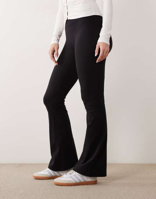 Cotton On - Active - Ultrazachte flare-broek met contour in zwart, 2 van 5