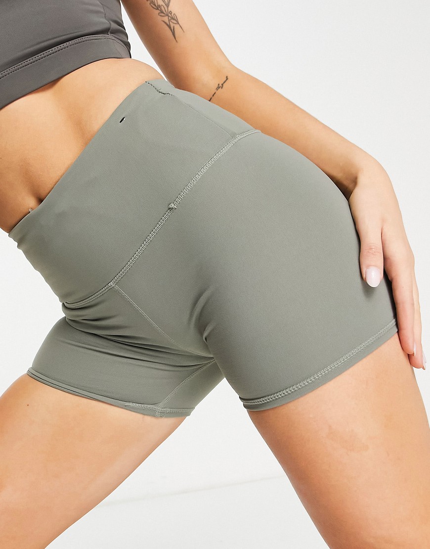 Cotton On activewear high waisted shortie in green-Grey