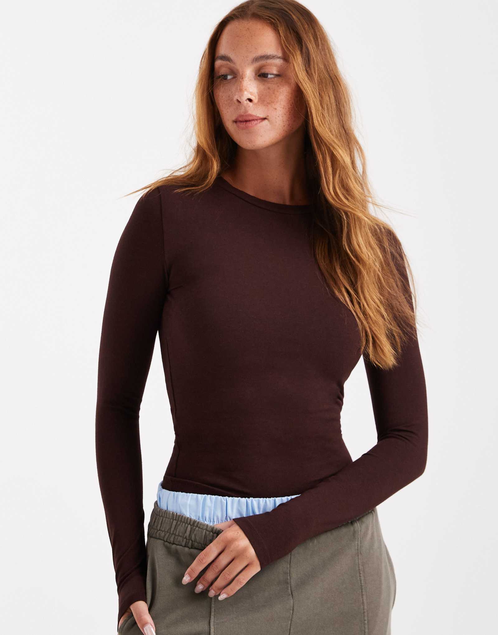 Хлопковый повседневный топ с круглым вырезом и длинными рукавами из темного дуба