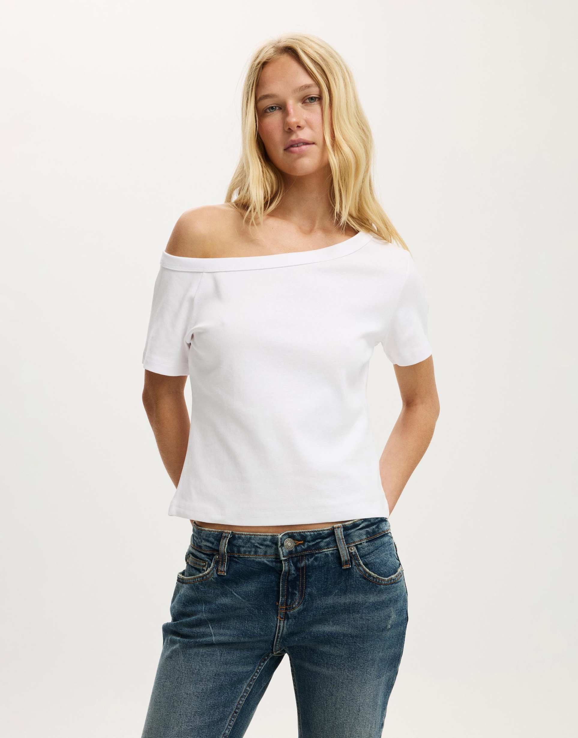 cotton on arlie asymmetric short sleeve t-shirt in white