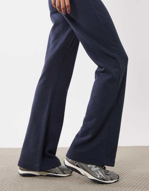 Cotton On – Ausgestellte Jogginghose in dunklem Marineblau mit niedrigem Bund, 5 von 5