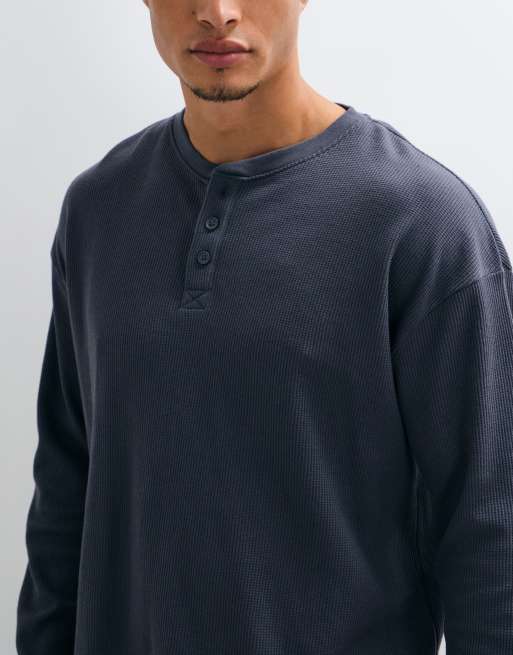 Cotton On avslappnad passform texturerad henley med lång ärm i denimblå våffelstruktur, 5 av 5