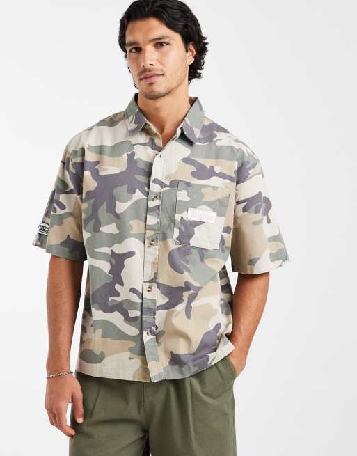 Cotton On – Beige, kamouflagemönstrad skjorta med boxig passform och korta ärmar, 3 av 5
