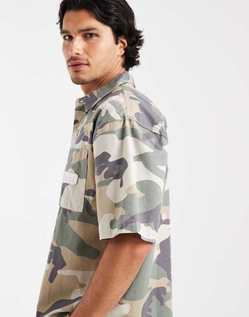 Cotton On – Beige, kamouflagemönstrad skjorta med boxig passform och korta ärmar, 4 av 5