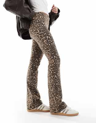 Cotton On - Bella - Bootcut-Hose mit Leopardenmuster und Umschlag-Bunt