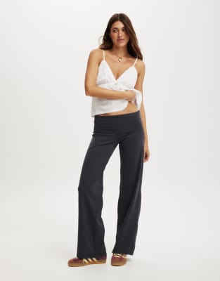 Cotton On - Bella - Hose in Anthrazit mit geradem Schnitt-Grau