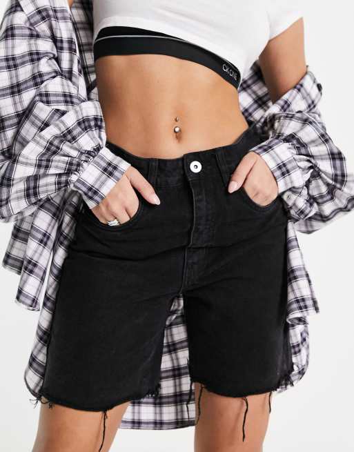 Cotton On - Bermuda short van denim met lange pasvorm in zwart 