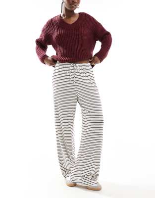 Cotton On - Blair - Hose in Kirschrot gestreift mit weitem Bein