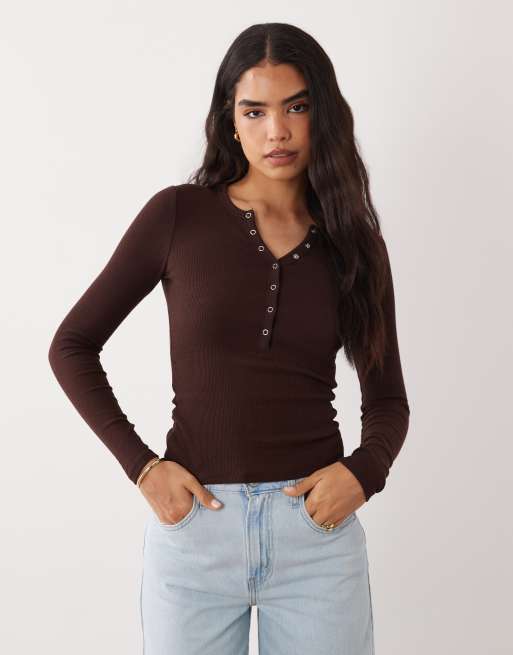 Cotton On - Blake - Top marrón roble oscuro abotonado de manga larga con cuello panadero, 2 de 4