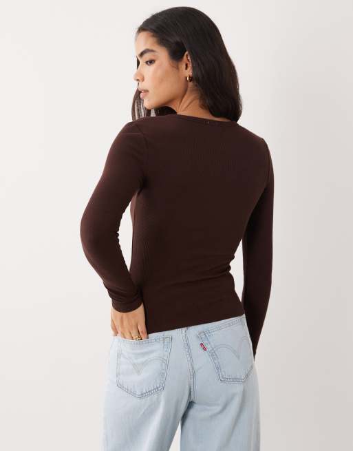 Cotton On - Blake - Top marrón roble oscuro abotonado de manga larga con cuello panadero, 4 de 4