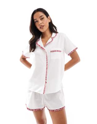Cotton On - Body - Pyjama aus Webstoff in Kokosmilchweiß und warmem Kirschrot mit Rüschen