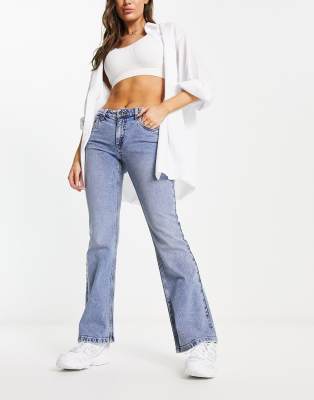 Cotton On - Bootcut-Jeans mit niedrigem Bund in Regenblau