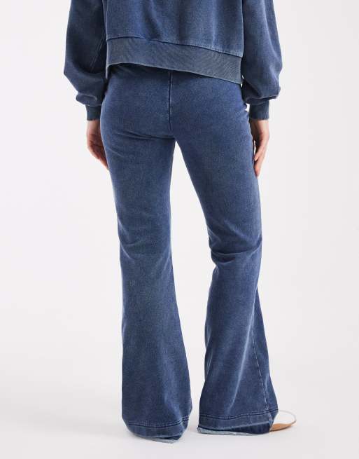 Cotton On – Bootleg-Jogginghose in indigoblauer Färbung mit niedrigem Bund, 4 von 5