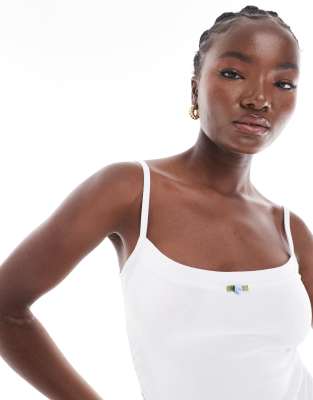 Cotton On - Camisole in Weiß mit Rosendetail und Riemchenträgern