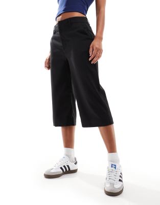 Cotton On - Caprihose in gestreiftem Schwarz mit niedrigem Bund