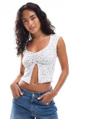 Cotton On - Chelsea - Knapp geschnittenes T-Shirt mit blauem Streublumenmuster-Rosa