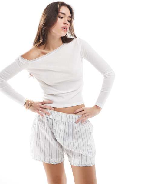 Cotton On - Claire - Top met kanten rand, blote schouder en lange mouwen in wit - view 1