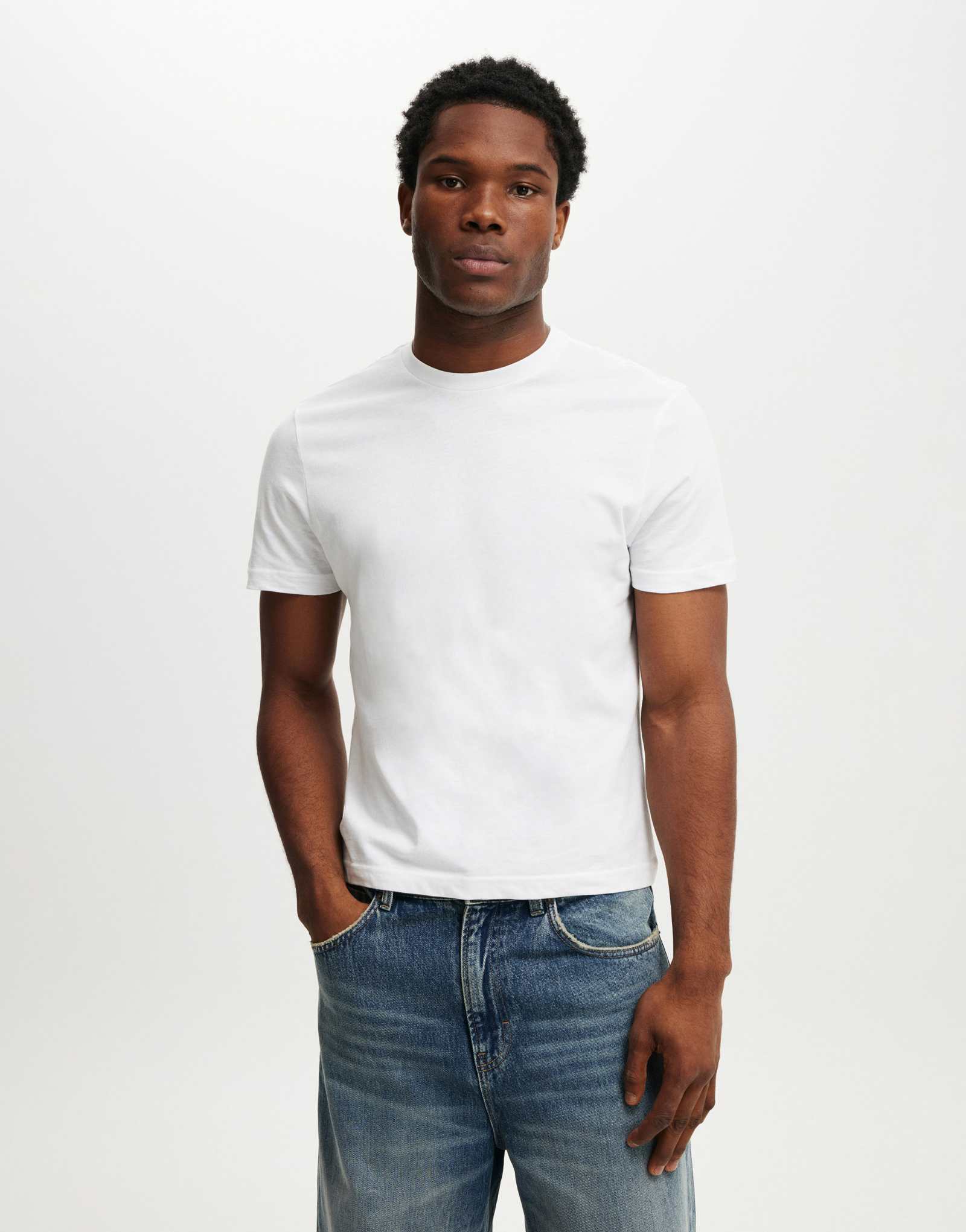 Футболка классического покроя из хлопка белого цвета 