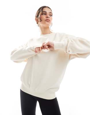 Cotton On - Classic - Sweatshirt aus Fleece in Creme mit Rundhalsausschnitt-Weiß