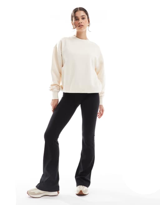 Cotton On – Classic – Sweatshirt aus Fleece in Creme mit Rundhalsausschnitt, 2 von 4