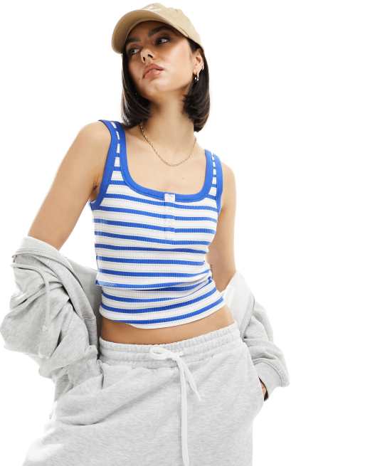 Cotton On - Crop top senza maniche blu a righe con scollo serafino e bottoni sul davanti 