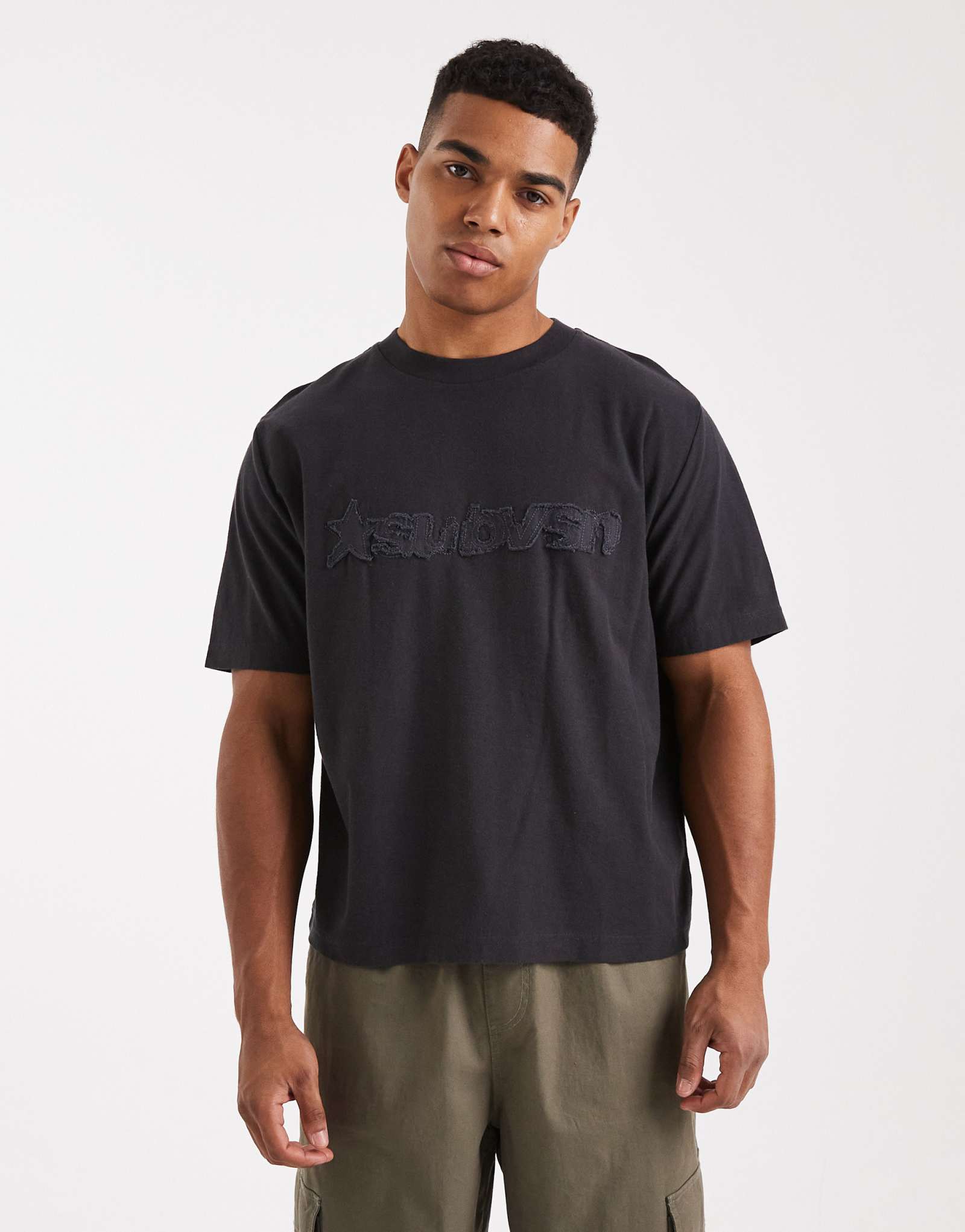 Укороченная футболка с рисунком из хлопка черного цвета, выполненная в стираном виде