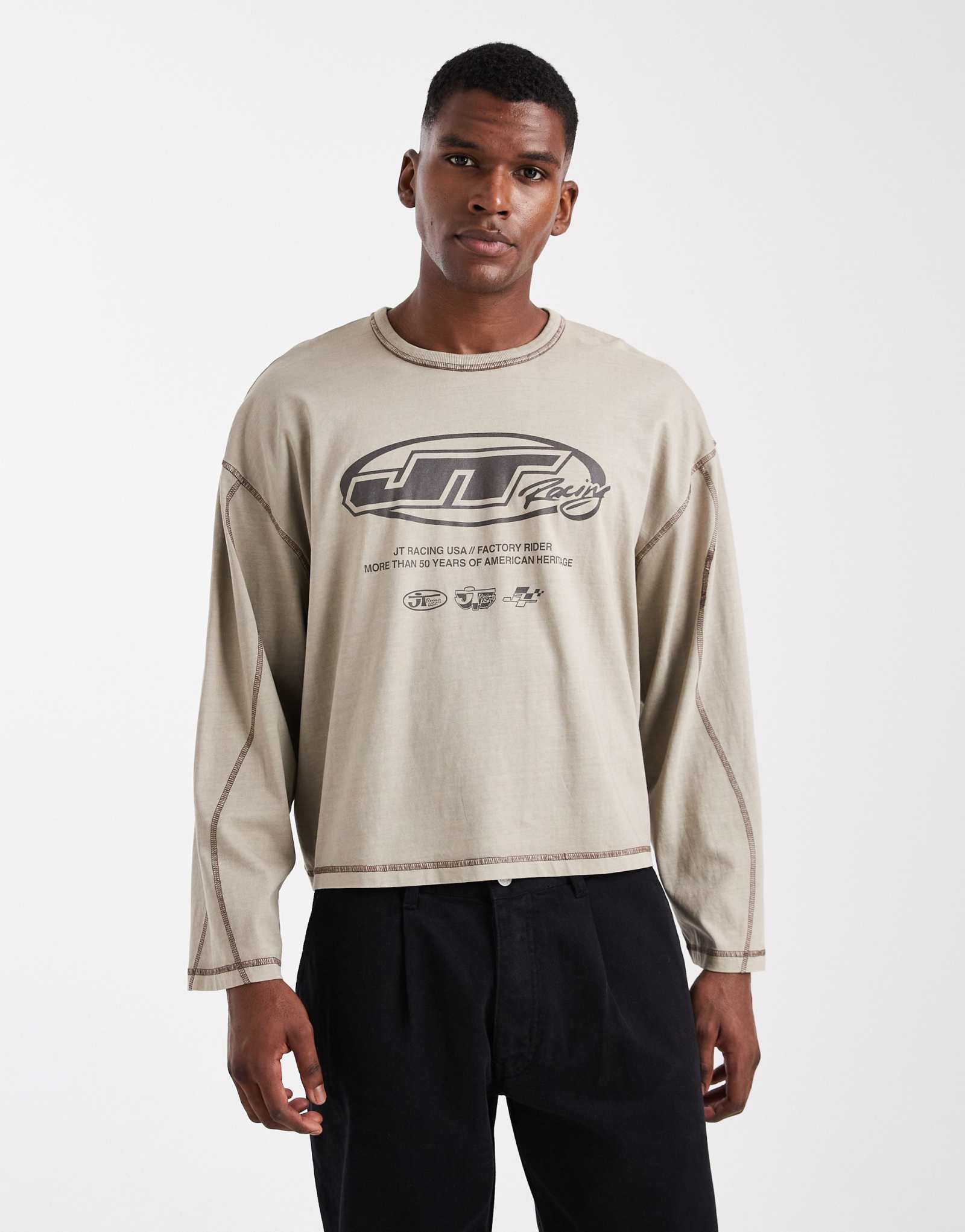 Укороченная футболка с длинными рукавами и графическим рисунком из хлопка белоснежного цвета