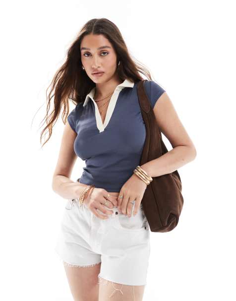 Cotton On – Cropped-Poloshirt in Marineblau mit V-Ausschnitt - view 1