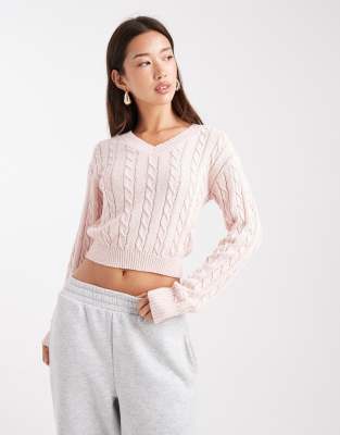 Cotton On - Cropped-Zopfstrickpullover aus Baumwolle in Pfingstrosenrosa mit V-Ausschnitt-Rot