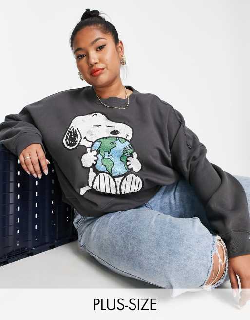 Cotton On Curve – Sweatshirt in Grau mit Snoopy-Print 
